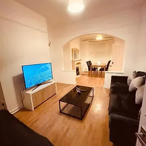 Cute Spacious 2 Bedroom House, Sleeps 8, Free Street Parking, Easy Access Lock Box Entry, 2 Minute Drive From City Centre Liverpool