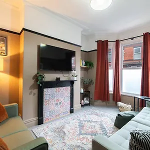 Contractor-Friendly 4Br Sleep 10 W Parking Liverpool